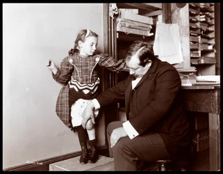 El profesor Atkinson, un curandero inglés, con una joven paciente, 1898
